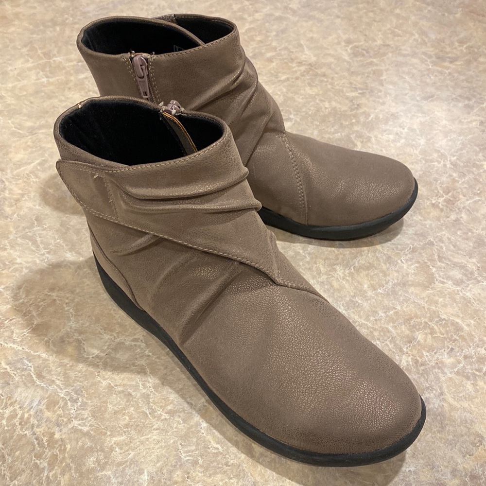 Clarks Cloudstepper Booties Tan Suede Size 7.5 M excellent condition